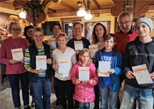 stolz praesentieren die sportler ihre ur 500x353