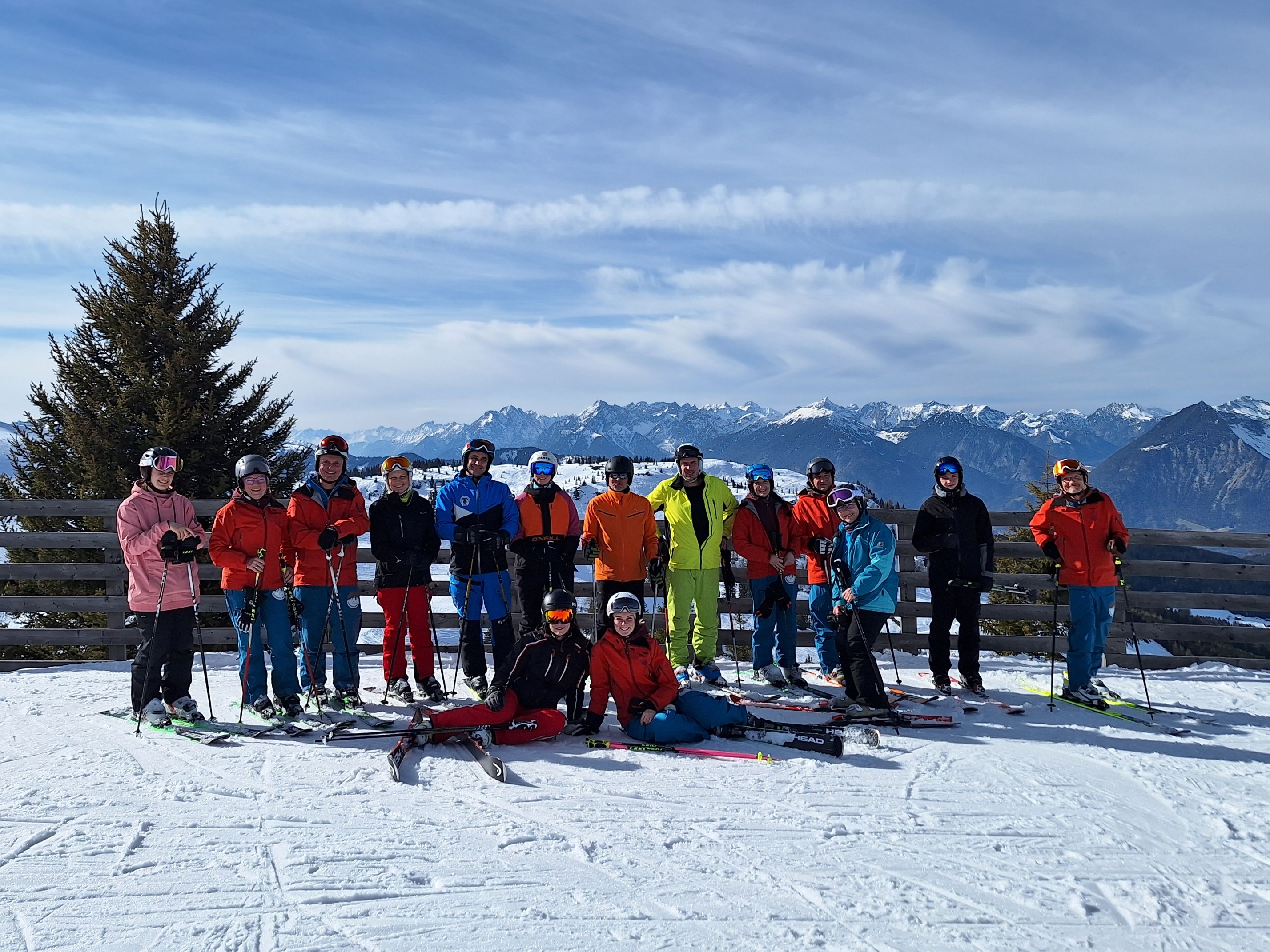 Eine der Skigruppen bei Götting fährt Ski im Hindergrund die Kitzbühler Alpen 
